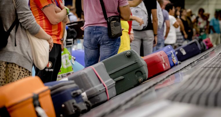 Koffers. Ze zijn een onmisbaar attribuut om je vakantie probleemloos te doen verlopen. Maar tegelijk wordt het steeds belangrijker er slim mee om te gaan, door de vele bagagebeperkingen en technologische innovaties. Waar vind je de beste rolkoffer? En hoe pak je de auto juist in? Een antwoord op al je vragen.

