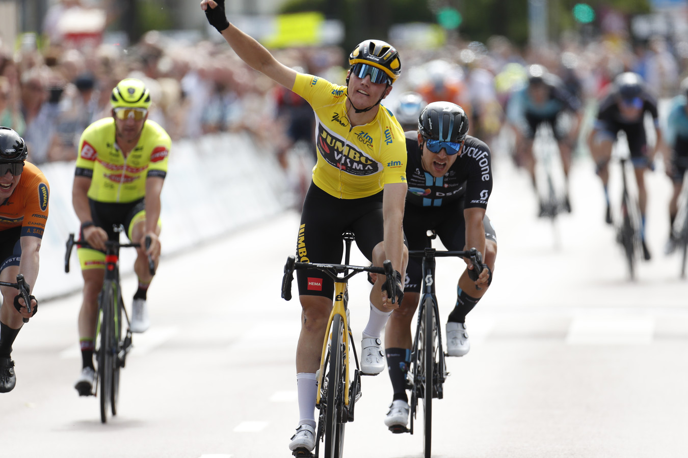 Fabio Jakobsen de sterkste in Elfstedenronde, Olav Kooij wint