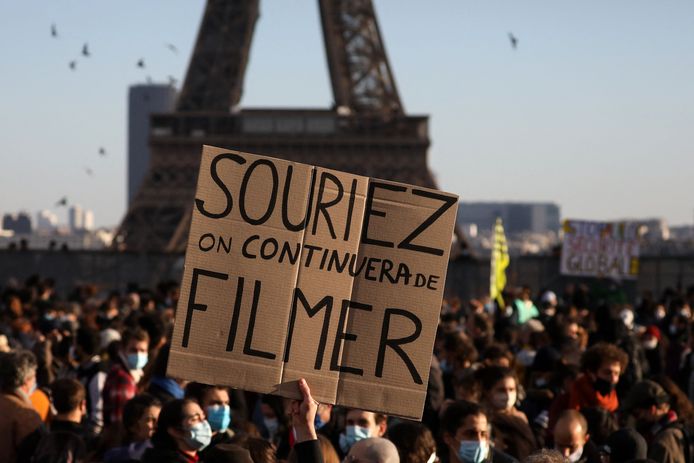 "Glimlach, men zal u blijven filmen" aldus de waarschuwing aan de politie afgelopen zaterdag in Parijs.