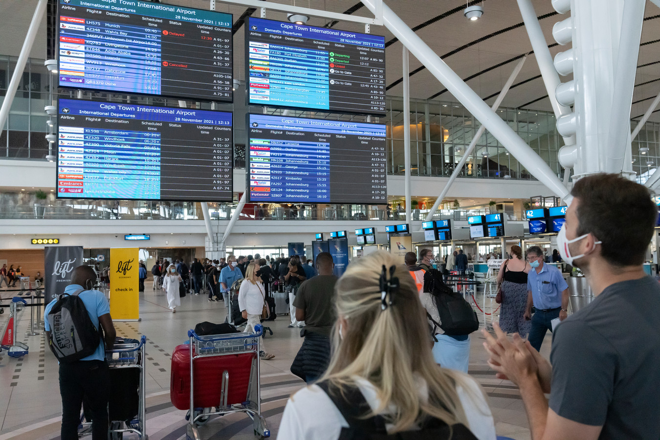 Cape Town International Airport in Zuid-Afrika gisteren. Heel wat landen weren reizigers vanuit het Afrikaanse land waar de omikronvariant voor het eerst ontdekt werd.