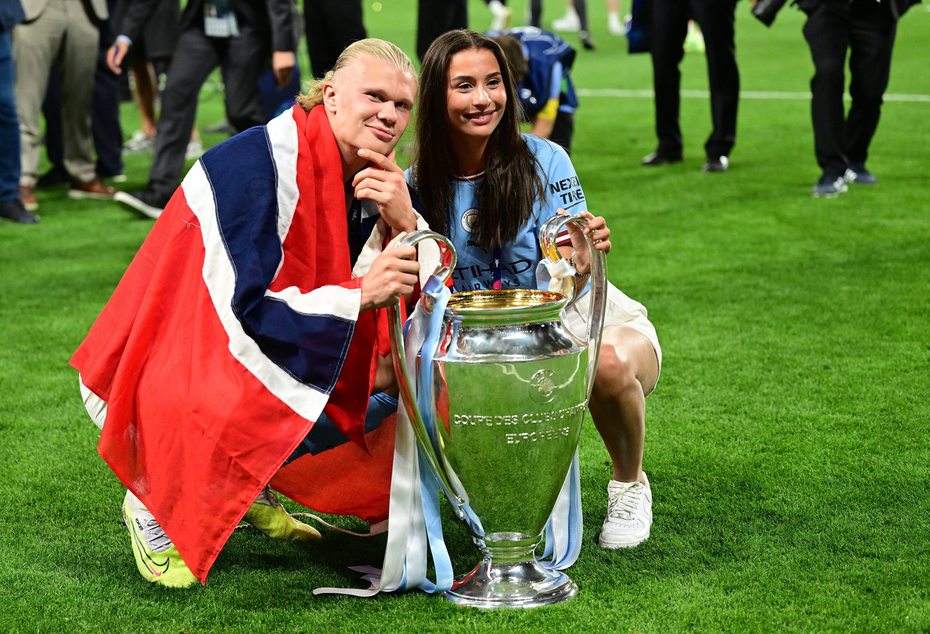 KIJK. De peperdure rugzak, de tranen, zijn meevierende vriendin en een  sigaar: zo beleefde Erling Haaland de finale en het feest achteraf, Champions League