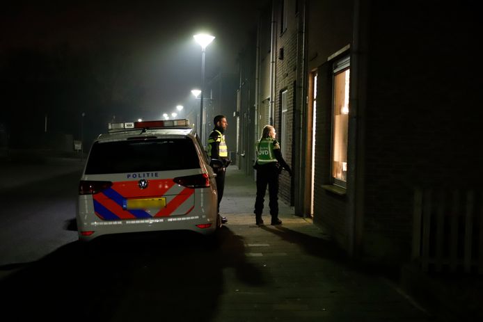 De politie is op de plek van de woningoverval in Boxmeer.