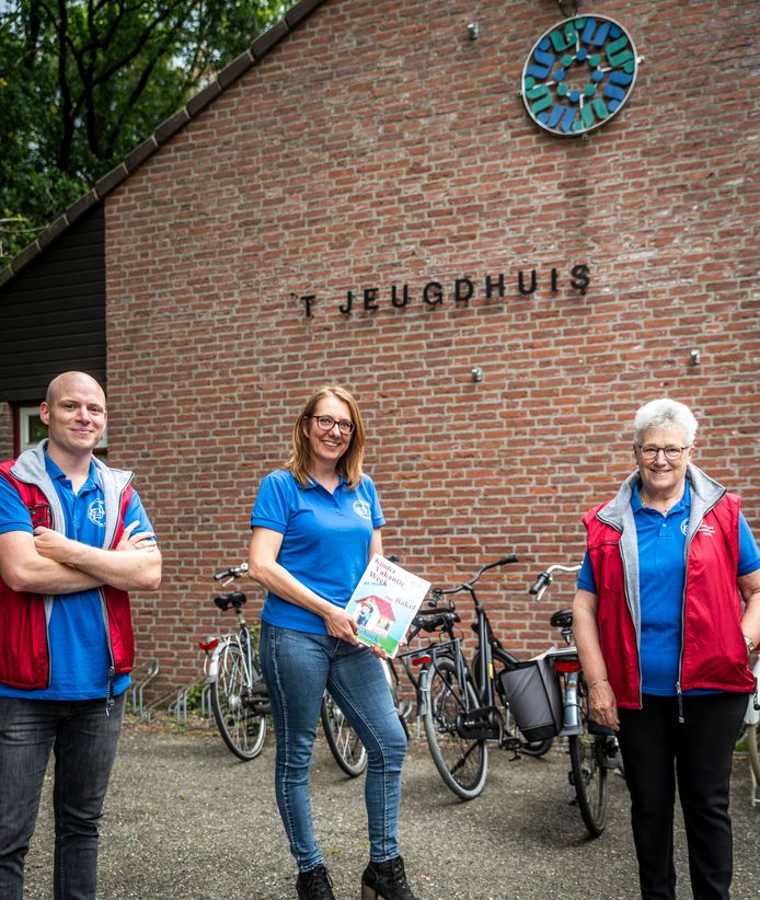 Koen Verheijen, Fanny van Mierlo en Francien Bergmans van Kindervakantiewerk maakten vorig jaar bij de afgelasting door corona een doe-boek voor de kinderen.
