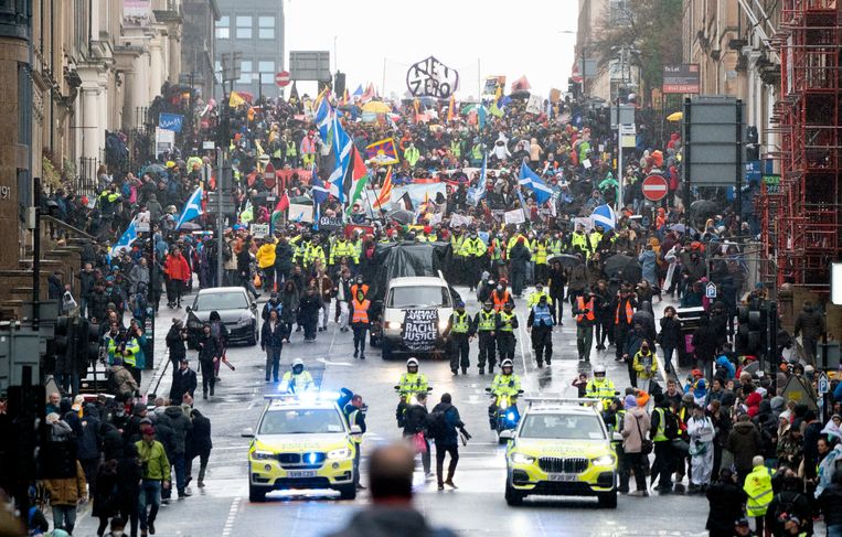 Een massa betogers trekt door de straten van Glasgow. Beeld AP