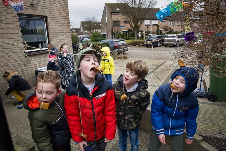 Koekhappen in Oud-Beijerland. Om de kinderen tijdens de lockdown in beweging te krijgen, hebben ouders in de Spuioeverwijk een straatspeeldag georganiseerd. Beeld Arie Kievit