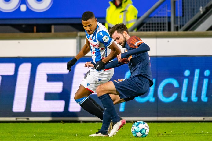 Davy Pröpper voor Vitesse in duel met  Amin Sarr, intussen vertrokken bij Heerenveen.