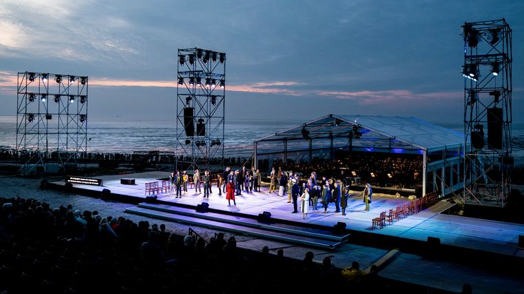 Over het wad klinkt een opera van Benjamin Britten, maar niet te hard, zodat de vleermuizen niet sch