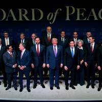 Trumps Vredesraad komt voor het eerst samen in Washington, Frankrijk boos over aanwezigheid Eurocommissaris