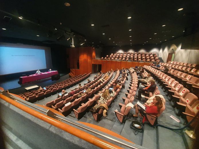 De gemeenteraad van Aalter wordt gehouden in het grote auditorium van het gemeentehuis.