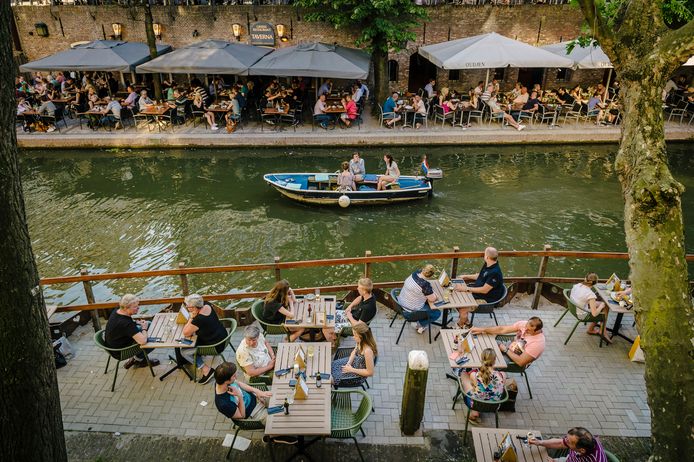 Wat kun je dáár aan toe zijn: over de Oudegracht varen tussen uitpuilende terrasjes.