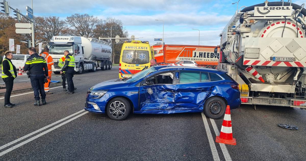 Vrouw gewond bij aanrijding tussen vrachtwagen en auto op kruising bij Aalten.