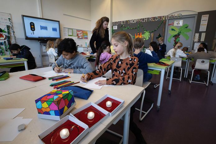 Kinderen van groep 6b van basisschool de Reigerlaan in Eindhoven bezig met het Glow Kids-project.