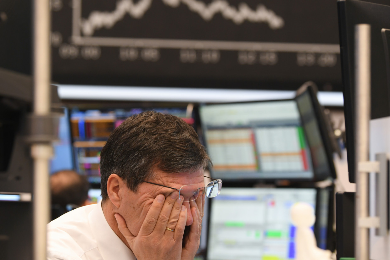 Een beurshandelaar van Frankfurt Stock Exchange wrijft zich in de ogen. De beurzen kleurden bloedrood nadat de olieprijzen daalden.