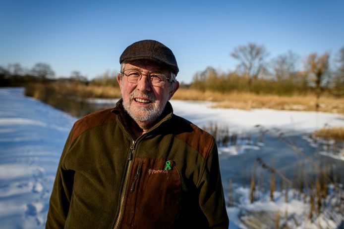 Adri Schols van werkgroep paddentrek Hengelo. Bij natuurgebied ‘t Woolde.