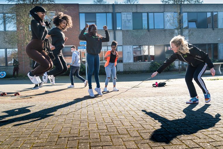  Aan het springen zijn (vlnr) Salma, Yordanos en Mame Aida. Beeld Reyer Boxem