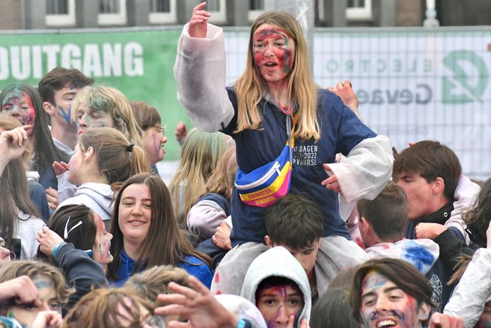 In Roeselare vierden ze de 50 dagen in plaats van de 100 dagen. De jongeren gingen vanaf 6u 's morgens uit de bol op het Polenplein.