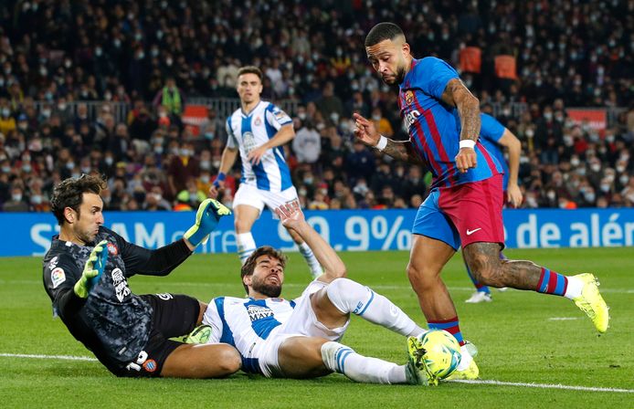 Leandro Cabrera lijkt de bal te spelen, maar Memphis Depay krijgt desondanks een strafschop.