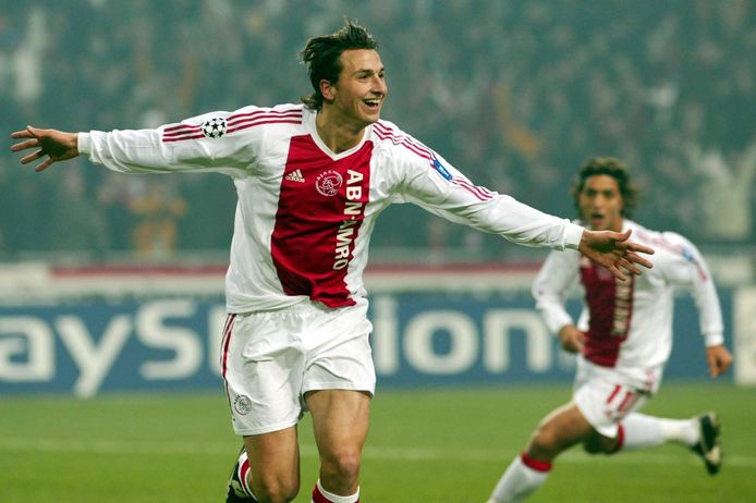 Zlatan Ibrahimovic viert zijn treffer namens Ajax tegen AS Roma op 12 oktober 2002.