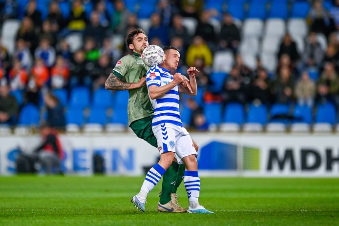 De Graafschap-aanvaller Giovanni Korte in duel met PEC Zwolle-verdediger Sam Kersten.