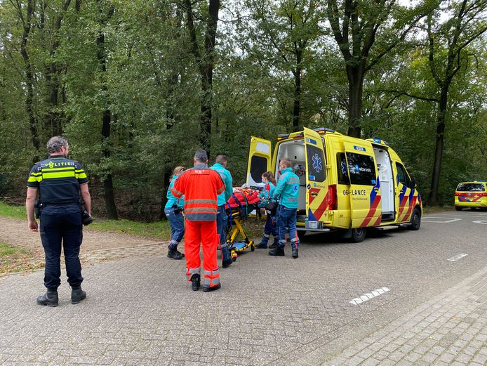 De onfortuinlijke mountainbiker wordt in de ambulance getild.
