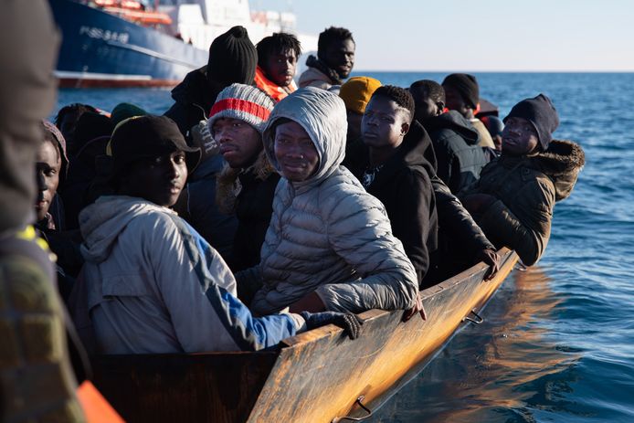 Een groep migranten komt aan op het Italiaanse eiland Lampedusa.