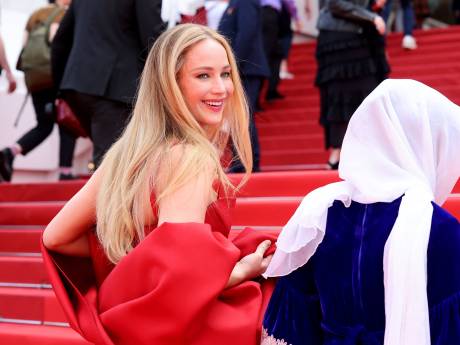 Jennifer Lawrence monte les marches du Festival de Cannes avec des chaussures très (très) audacieuses