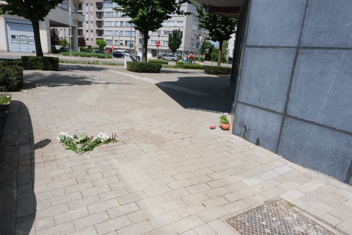 De jonge moeder laat drie kinderen achter.