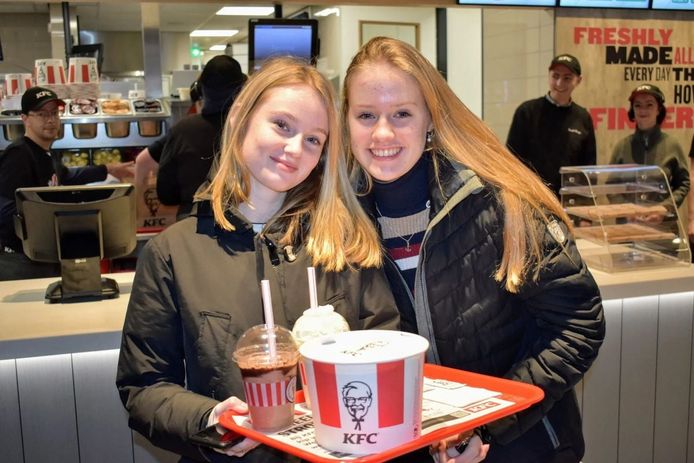 Twee klanten bij een vestiging van KFC in Harderwijk