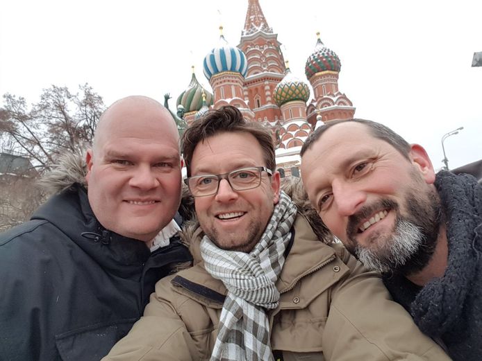 Sander Kollen (l) is met zijn twee vrienden gearriveerd in Moskou.