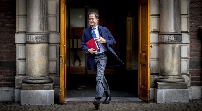 Mark Rutte (VVD) verlaat het ministerie van AZ op het Binnenhof voor de gesprekken met informateur Gerrit Zalm.