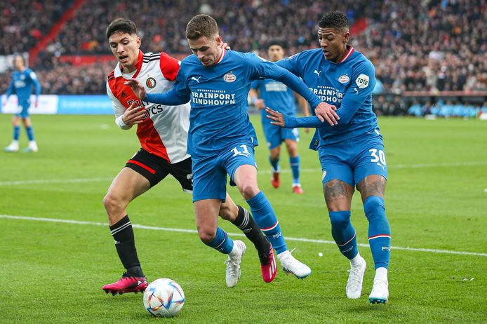 Thorgan Hazard en Patrick van Aanholt in De Kuip.