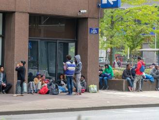 Burgemeester Brussel: "Vlaamse parkings worden leeggehaald om migranten te dumpen in Brussel"