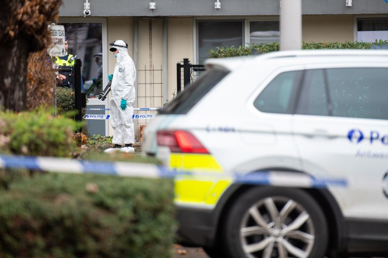 Politie op de plaats van de dodelijke steekpartij, in de Wapenstilstandlaan in Berchem. Beeld BELGA