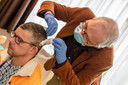 Doctor Colon met zijn patiënt Harrie Baudewijns (archieffoto).