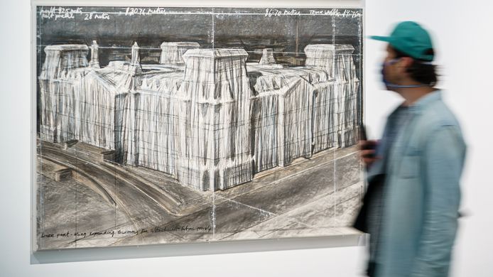 Christo is onder andere bekend van de ingepakte Reichstag in Berlijn, hier op een tekening tijdens een overzichtstentoonstelling van zijn werk in de stad.