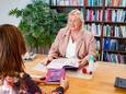Gynaecoloog Barbara Havenith is gesprek met een patiënt in haar hormoonpolipraktijk in Boxmeer.