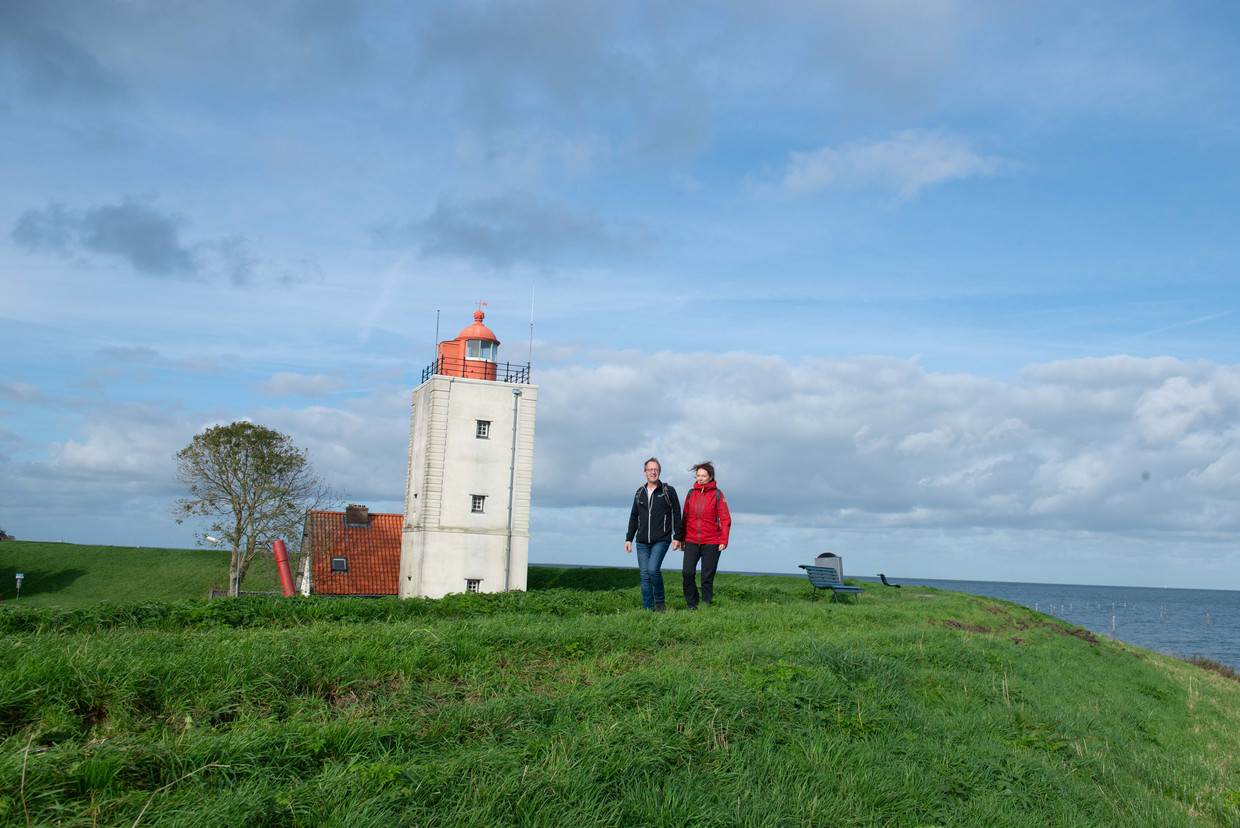 Wandelen over het nieuwe Streekpad West-Friese Omringrijk. Met op de achtergrond vuurtoren De Ven, een van de oudste vuurtorens van Nederland.
 Beeld Ad Snelderwaard, Wandelnet