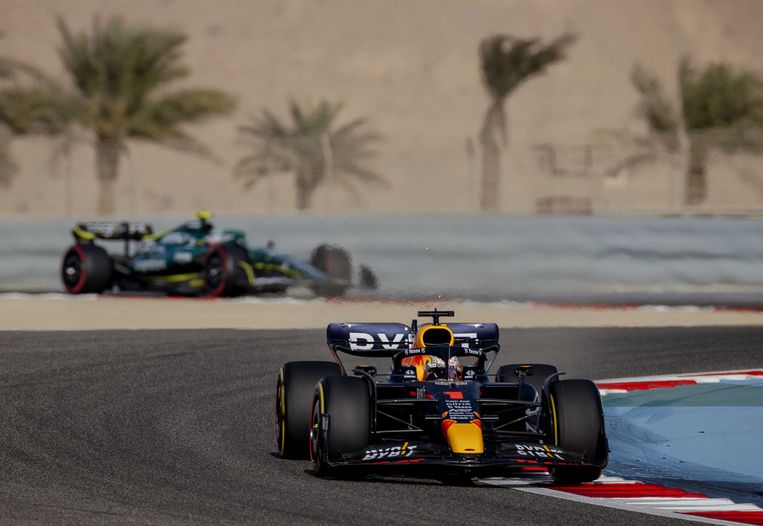 Verstappen (Red Bull) rijdt de snelste in de tweede vrije training in Bahrein. Beeld ANP