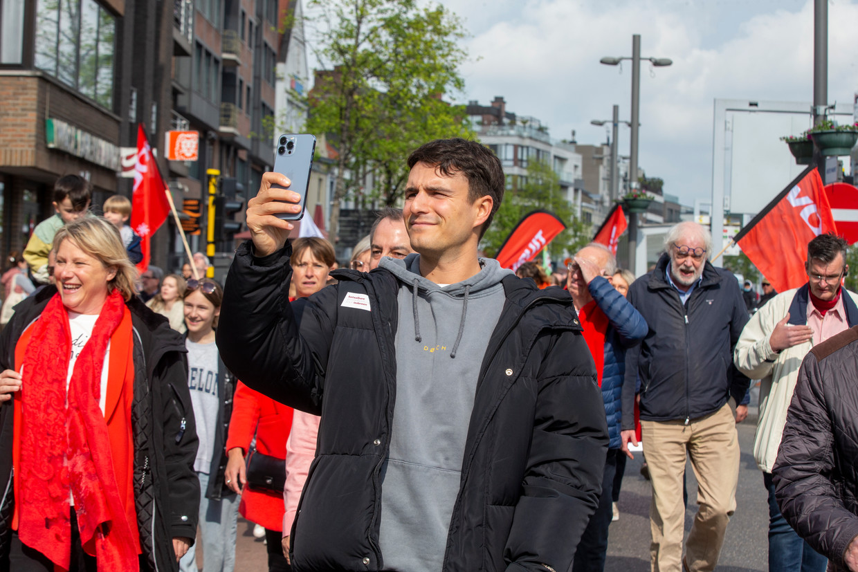 Vooruit's chairman Conner Rousseau (C) pictured during the meeting of Vooruit, Flemish socialists in Sint-Niklaas, on the first of May, Labour Day, the International Workers' Day, Sunday 01 May 2022. BELGA PHOTO NICOLAS MAETERLINCK Beeld BELGA
