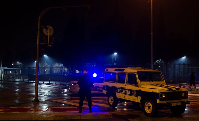 Politie bewaakt de ingang van de Amerikaanse ambassade in Podgorica.