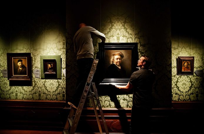 Medewerkers leggen de laatste hand aan een Rembrandt-tentoonstelling in het Mauritshuis (archieffoto).