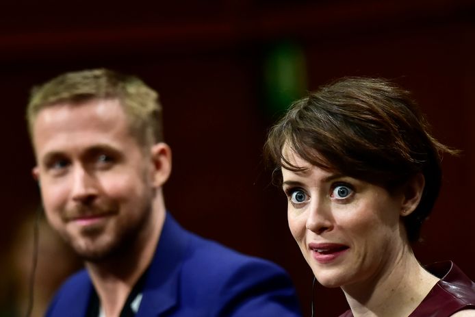 Claire Foy dolt samen met Ryan Gosling tijdens een persconferentie voor de film ''First Man'' in San Sebastian op 24 september 2018.