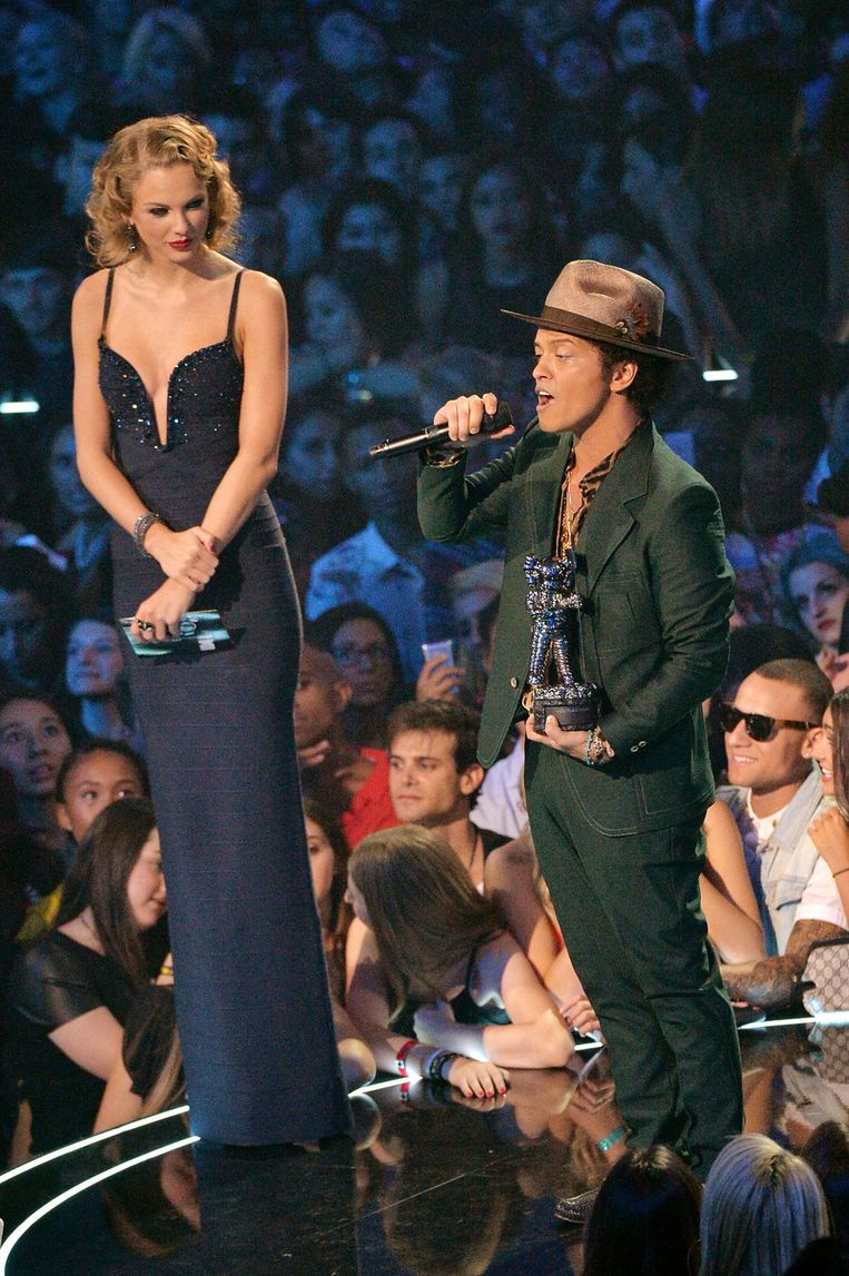 Is Bruno Mars Een Kabouter Of Lijkt Dat Alleen Maar Zo Celebrities Showbizz Hln