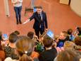 Gedeputeerde Jo-Annes de Bat praat met de leerlingen van de Theo Thijssenschool in Zierikzee over energie