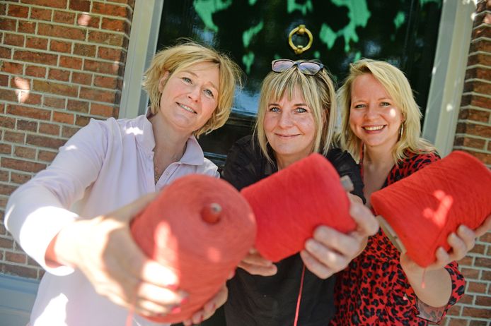 Liesbeth Hassink, Laura Reymer en Corine Hofstra (vlnr) willen dat textiel als een rode draad door Borne loopt.