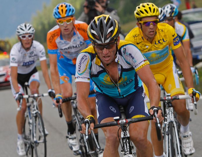 Armstrong in 2009, in de verte met oranje tenue herkent u Wiggins.