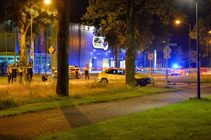 Politie doet onderzoek op de kruising Kayersdijk/Haringvliet, enkele uren na de aanrijding.