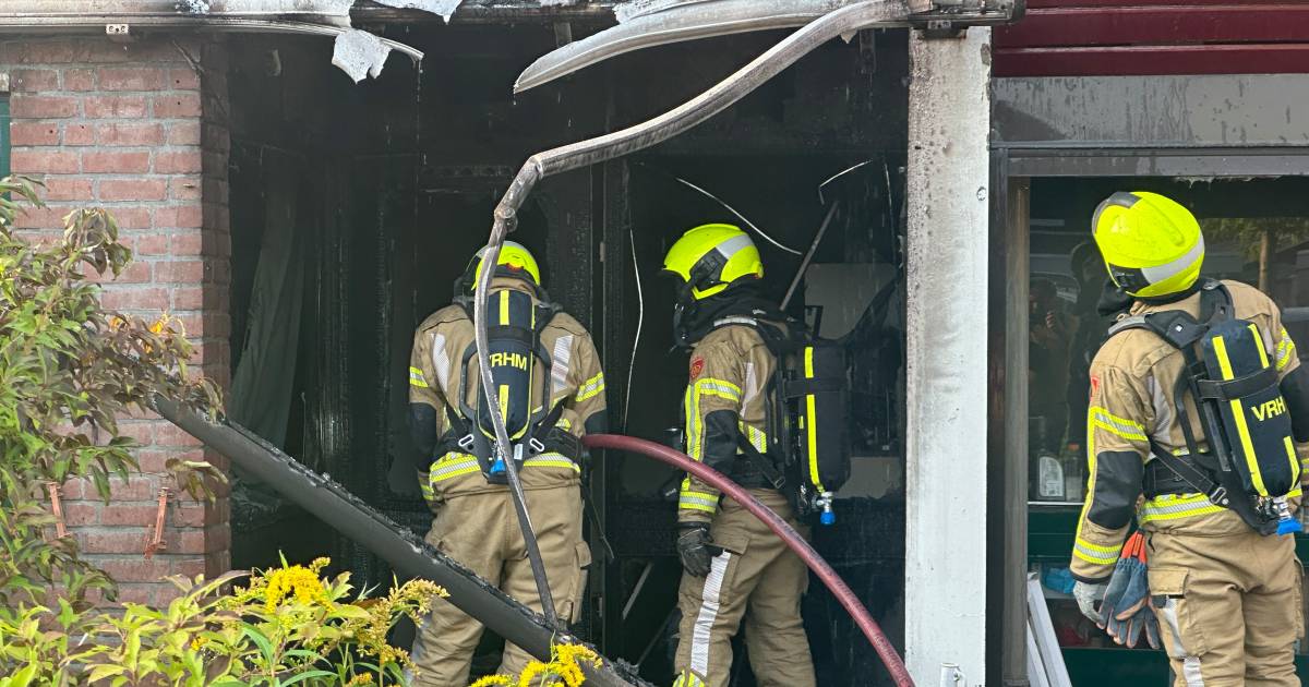 Grote schade na brand: huis voorlopig onbewoonbaar, meerdere woningen ontruimd | 112 nieuws Alphen a