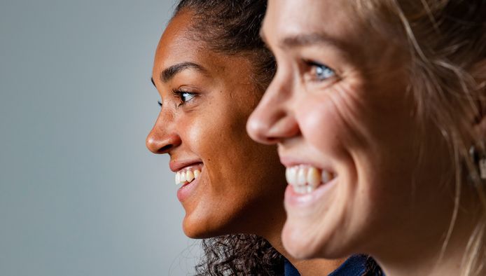 Celeste en Kirsten, ofwel Knip & Plak, zijn teamgenoten bij de volleybalsters van Oranje, maar ook hartsvriendinnen. Alleen op afstand nu.