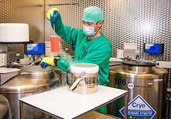 De weefsels worden bewaard in cryotanken - VUB Health Campus op januari 27, 2022 in Jette, België.